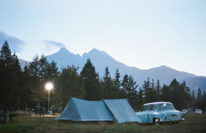 Tatranská Lomnica (v pozadí Lomnický štít), Vysoké Tatry, 1968. Kolorovaný archivní snímek z tatranského pohoří na Slovensku.