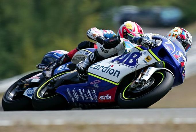 Karel Abraham (#17, Aprilia) sváděl s Aleixem Espargarem (#41, Aprilia) souboj za hranicí pravidel, za což oba dostali pokutu 3000 USD.