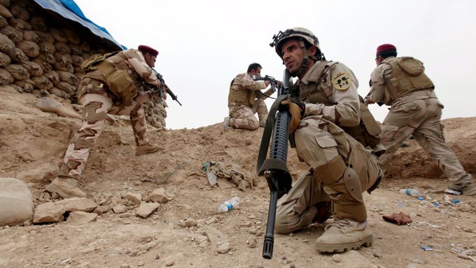 Iráčtí vojáci nedaleko Mosulu. Ilustrační foto.