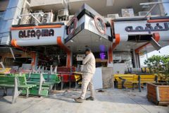 Bagdádem otřásly dva výbuchy, explodovalo auto u cukrárny. Zemřelo nejméně 27 lidí