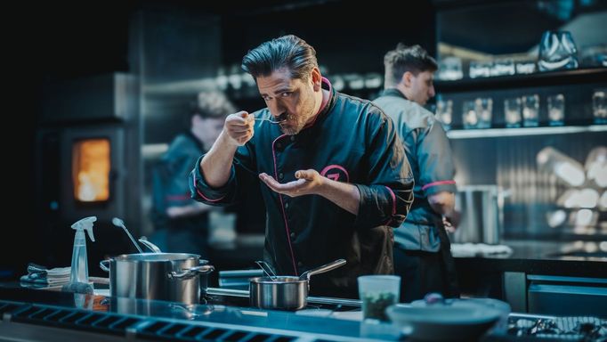 Vojta Kotek jako Mirek, sous chef restaurace 7 hříchů v komedii Když se zhasne.