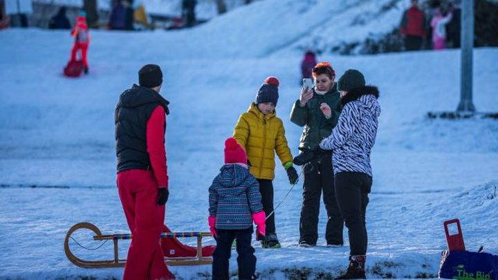 Sníh vyrobený za statisíce mizí. Sjezdovky jsou po sáňkařích pošlapané a plné odpadků