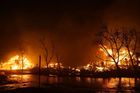 Los Angeles sužují požáry hnané větrnou bouří. Prchají před nimi tisíce obyvatel