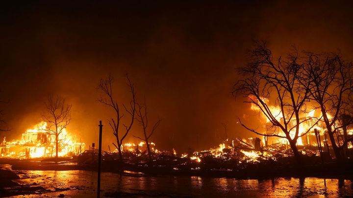 Los Angeles sužují požáry hnané větrnou bouří. Prchají před nimi tisíce obyvatel