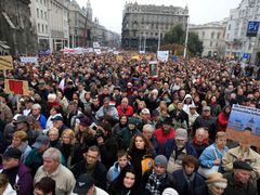 Maďaři se začínají proti Orbánově vládě bouřit.