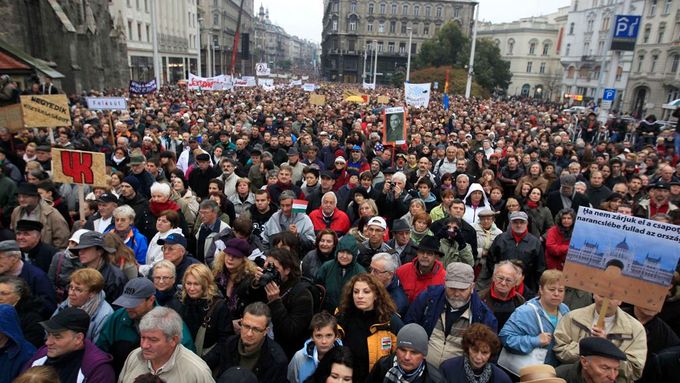 Do ulic Budapešti vyšly desetitisíce lidí