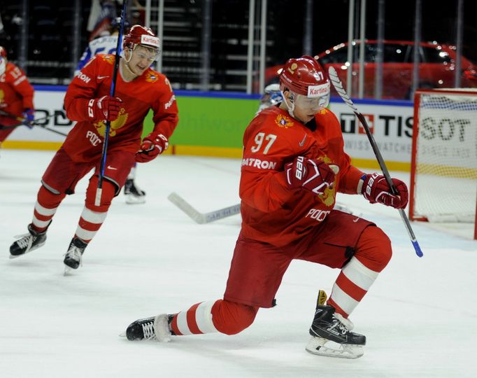 Nikita Gusev a Kirill Kaprizov po první brance v síti Slovenska