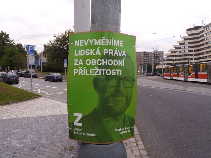 Volební řež si všimla plakátu, kde zelení zelení slibují, že nevymění lidská práva za volební příležitosti.