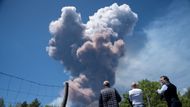 Erupce Etny, přezdívané jako „Dáma prstenů“, začala podle odborníků v pondělí kolem 3:50 ráno po sérii otřesů, které začaly už o půlnoci. Aktivita sopky od té doby sílí a nyní je takřka nepřetržitá.