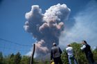 Erupce Etny, přezdívané jako „Dáma prstenů“, začala podle odborníků v pondělí kolem 3:50 ráno po sérii otřesů, které začaly už o půlnoci. Aktivita sopky od té doby sílí a nyní je takřka nepřetržitá.