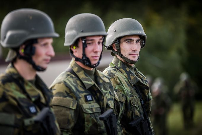 Moderní pětibojaři se na střelnici díky své specializaci cítili velmi dobře (zprava David Svoboda, Jan Kuf a Ondřej Polívka).