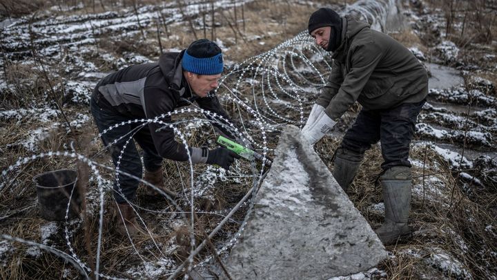 Ukrajinci budují obranné zákopy a zátarasy. Skepse prý panuje i ve Washingtonu