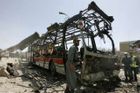 Bomba v Kábulu roztrhala autobus. Desítky obětí