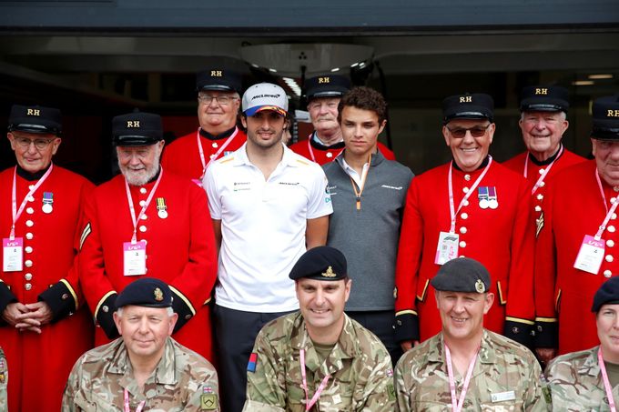 Pilori týmu F1 McLaren Lando Norris a Carlos Sainz junior s britskými vojenskými veterány.