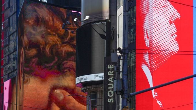 Donald Trump a Kamal Harrisová na obrazovkách na Times Square, 6.11.2024.