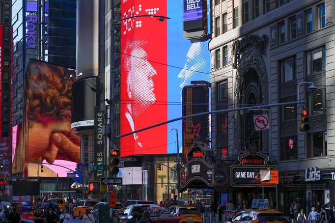 Donald Trump a Kamal Harrisová na obrazovkách na Times Square, 6.11.2024.