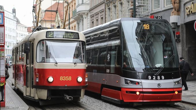 Praha má skvělou veřejnou dopravu a je nesmyslně přecpaná auty.
