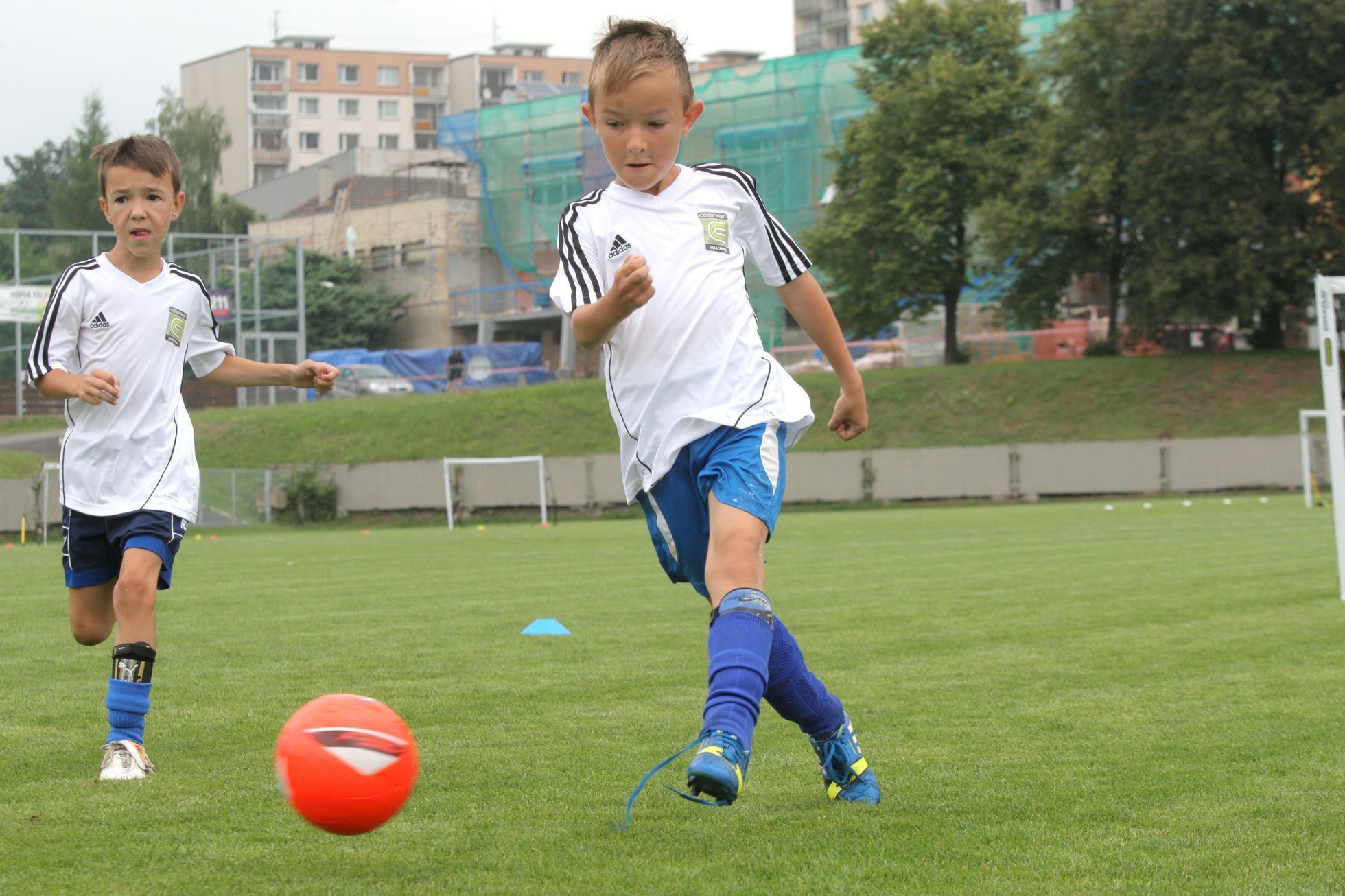 Kluci se učí hrát fotbal