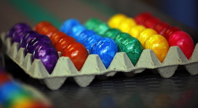 Cooked and coloured eggs are pictured at the Beham coloured eggs company in Thannhausen, near Augsburg March 18, 2013. Beham is Bavaria's biggest coloured eggs producer and has stepped up its production to 200,000 eggs per day to meet the high demand ahead of Easter. REUTERS/Michael Dalder (GERMANY - Tags: RELIGION SOCIETY FOOD) Published: Bře. 18, 2013, 12:30 odp.