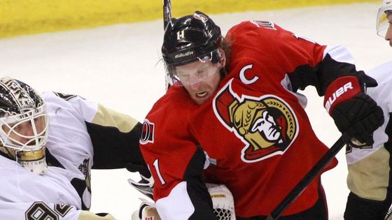 Daniel Alfredsson je jen jednou z mnoha hvězd, které pár dní po otevření trhu s volnými hráči změnil dres. Podívejte se na ty nejzajímavější trejdy v přehledu Aktuálně.cz