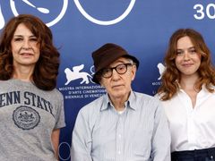 Herečky Valérie Lemercier (vlevo) a Lou de Laâge (vpravo) s Woodym Allenem na benátském festivalu.