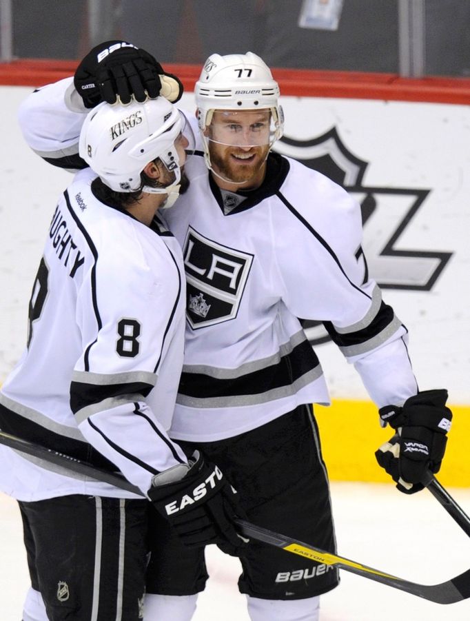 Carter a Doughty se radují v zápase Phoenix Coyotes - LA Kings.