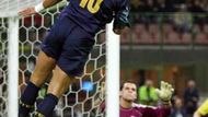 Útočník Interu Milán Adriano ve výskoku na míč ve čtvrtfinále Ligy mistrů proti Villarrealu na milánském San Siru.