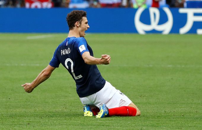 Benjamin Pavard slaví třetí gól Francie v zápase s Argentinou.