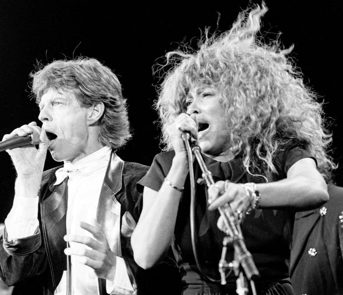 Tina Turner se zpěvákem Mickem Jaggerem při galavečeru Rokenrolové síně slávy, 1989.