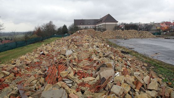 Z kasáren v Postoloprtech, kde byli shromážděni a následně postříleni němečtí muži, zůstaly jen hromady stavebního materiálu.