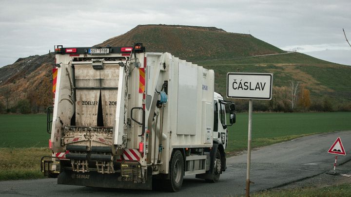 Nad Čáslaví ční smradlavá hora odpadků. Ať je ještě větší, chce starosta a lidé zuří