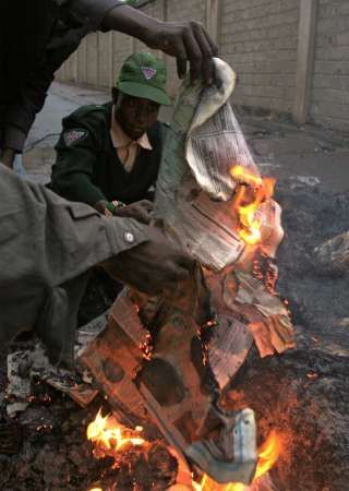 Keňa - spálené noviny