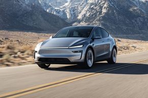 Elektrický miláček Čechů je zpátky. Omlazená Tesla Model Y základní cenou překvapí