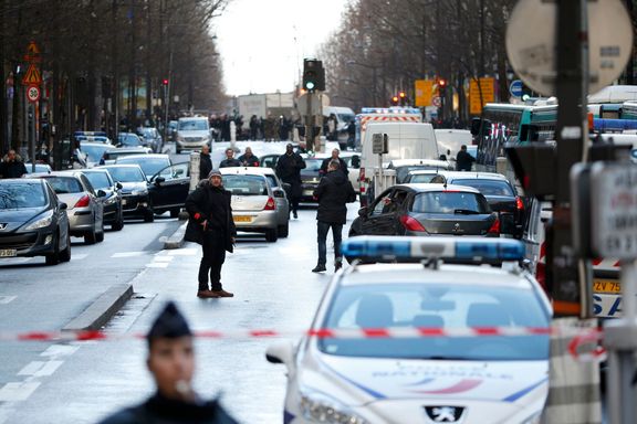 Policisté uzavřeli ulici, kde muž útočil.