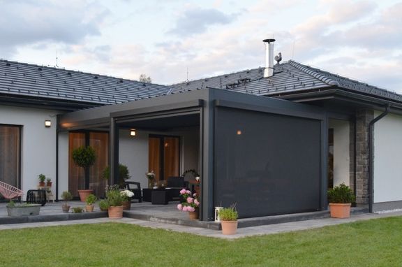 Bioklimatická pergola umožňuje regulovat proud vzduchu a není pod ní takové vedro. V chladnějších dnech ji lze vybavit i bočními screenovými roletami.
