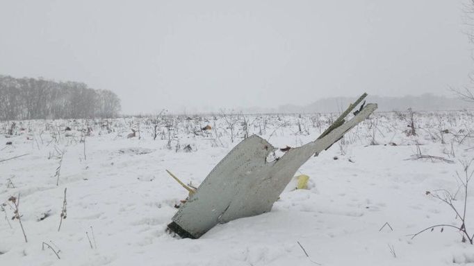 Trosky letadla Saratovských aerolinií na místě tragédie.