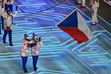 Vlajku nesli společně krasobruslař Michal Březina a kapitánka hokejového týmu Alena Mills.