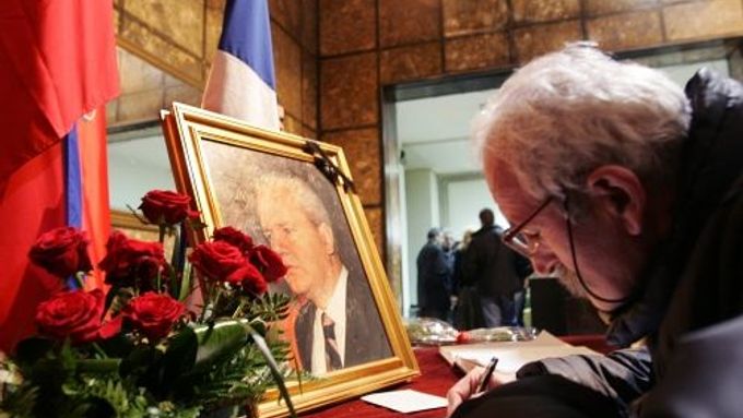 Do kondolenčních listin se v Srbsku podepsalo už přes 350 tisíc lidí