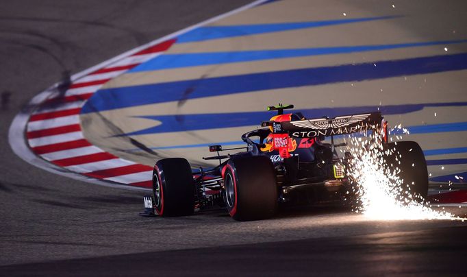 Alexander Albon v Red Bull ve Velké ceně Sáchiru formule 1 (2020)