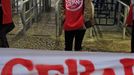 A worker wearing a vest bearing the words "general strike", stays on a picket line on the entrance of Mitrena shipyard, south of Lisbon November 14, 2012. Spanish and Portuguese workers will stage the first coordinated general strike across the Iberian Peninsula on Wednesday, shutting transport, grounding flights and closing schools to protest against spending cuts and tax hikes. REUTERS/Jose Manuel Ribeiro (PORTUGAL - Tags: POLITICS BUSINESS EMPLOYMENT CIVIL UNREST MARITIME TRANSPORT) Published: Lis. 14, 2012, 7:33 dop.