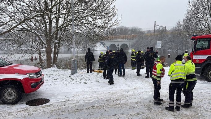 Pražští hasiči v pondělí ráno vyprošťovali auto z Kyjského rybníka.