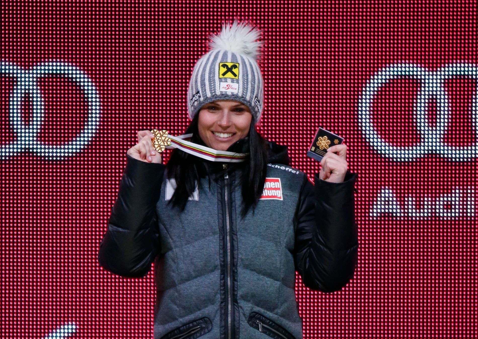 Anna Fenningerová se zlatou medailí z MS 2015
