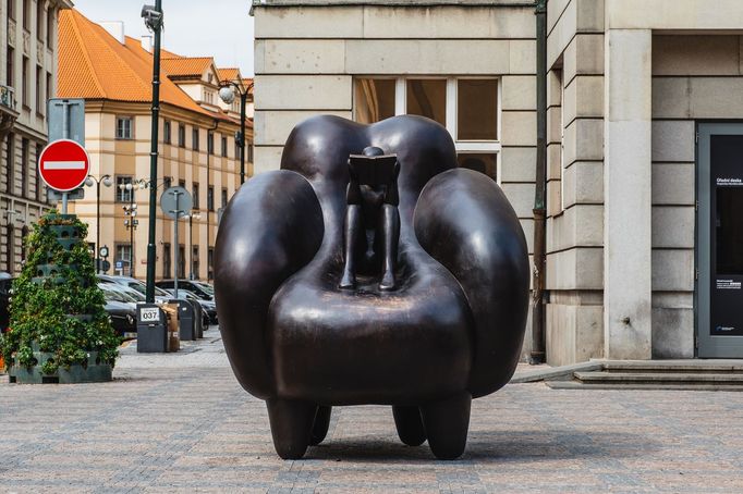 Socha Čtenář v křesle byla už roku 2019 díky festivalu Sculpture Line k vidění v Praze.