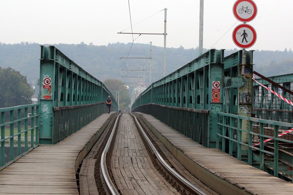 Konec provizorního tramvajového mostu
