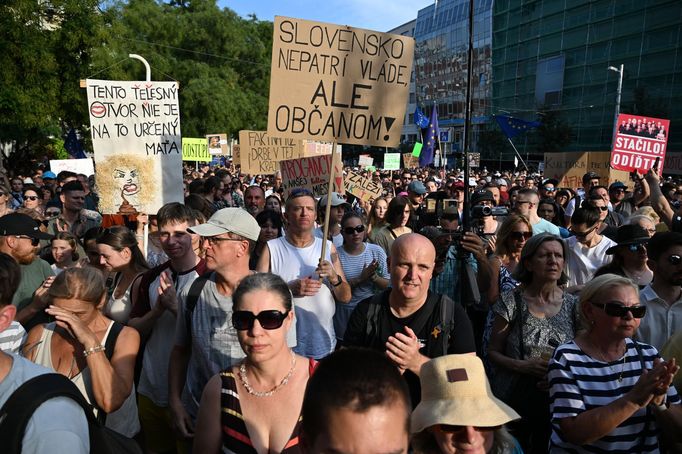 Snímek z úterní demonstrace v Bratislavě proti ministryni kultury Martině Šimkovičové.