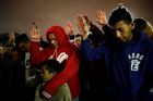 USA vpustily do země první migranty z karavany. Mezi žadateli o azyl je osm dětí