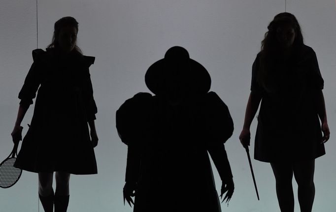 Kristýna Kůstková jako Mařenka, Luis Carlos Hernández Luque coby ježibaba a Anna Moriová v roli Jeníčka.