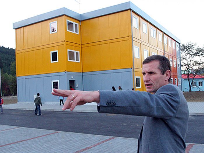 Jiří Čunek u kontejnerových domů