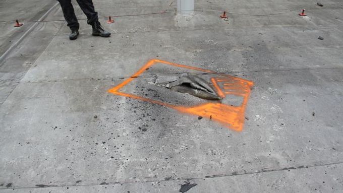 Asi čtyřicetikilový granát po první explozi uvízl pod izolací haly číslo 11 areálu ve Vrběticích. Foto: Policie ČR