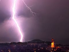 Prudké bouřky a vydatné deště jsou hlášeny z řady míst v Německu. Blesk ozářil v noci na 7. července městečko Arnsberg v Sársku.